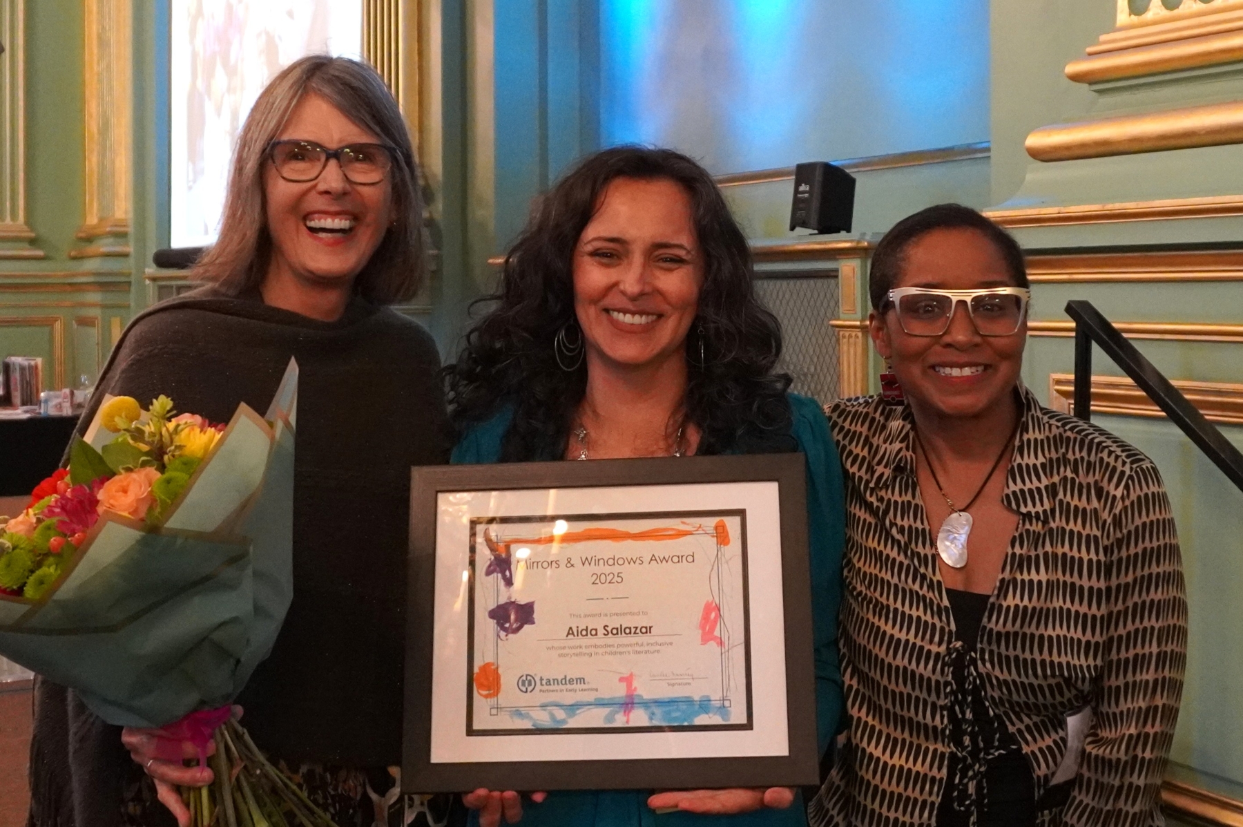 Aida Salazar with award